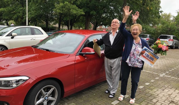Ad en Frieda met hun nieuwe auto.