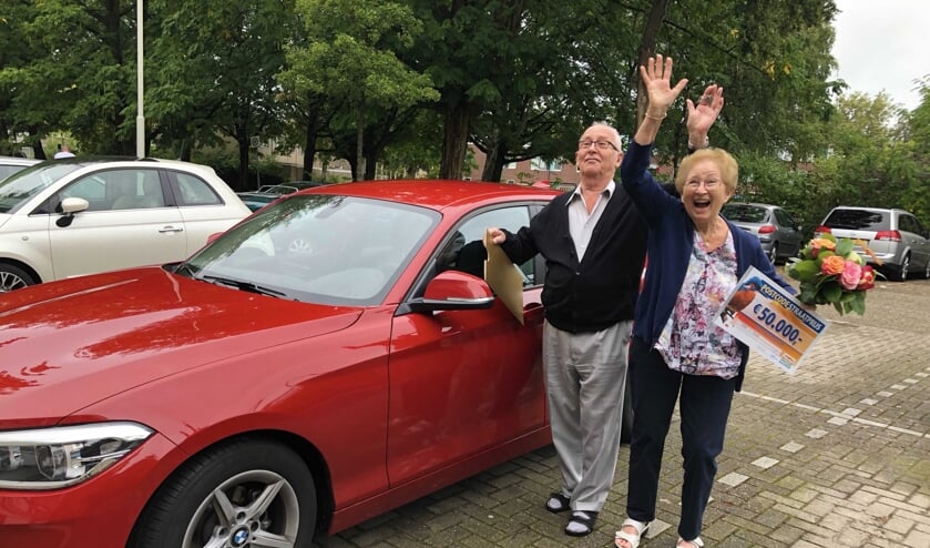 Ad en Frieda met hun nieuwe auto.