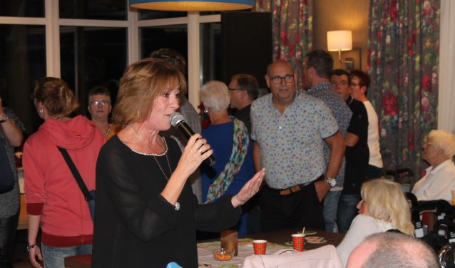 Belangeloos optreden Sandra Swart tijdens benefiet Evean.
