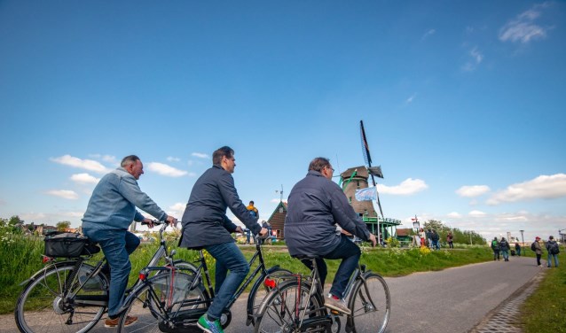 Foto: burgemeester Wormerland Peter Tange, directeur Marketing Zaanstreek Lex Kruijver en directeur De Zaansche Molen Peter-Jan van Steenbergen fietsen als eerste de molenfietsroute.