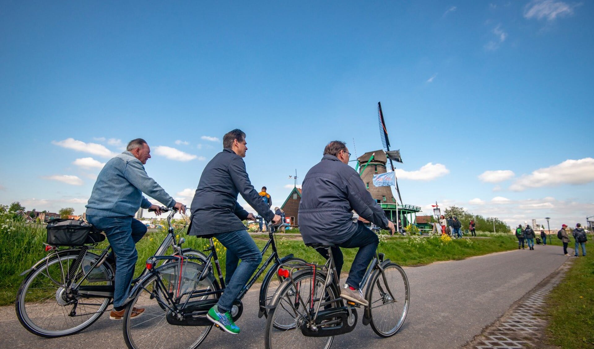 Foto: burgemeester Wormerland Peter Tange, directeur Marketing Zaanstreek Lex Kruijver en directeur De Zaansche Molen Peter-Jan van Steenbergen fietsen als eerste de molenfietsroute.