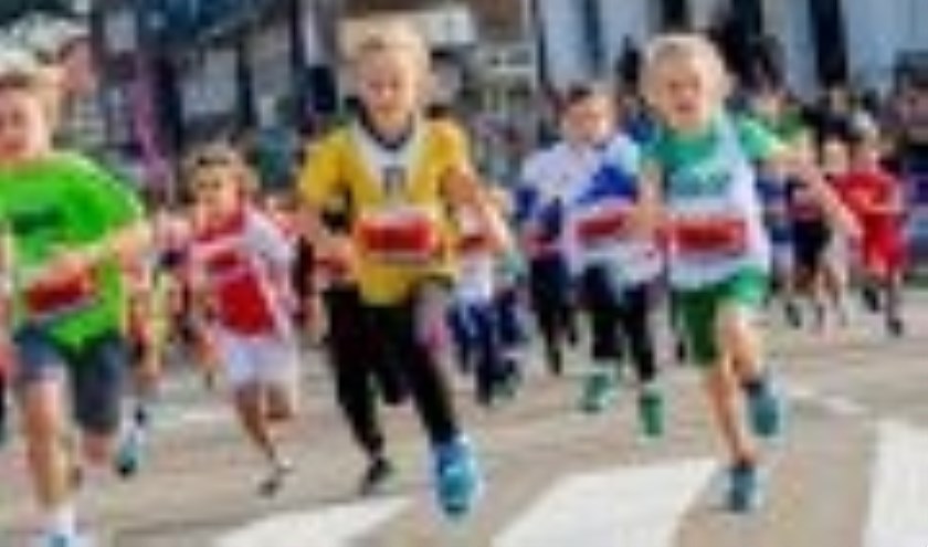 Fanatieke jonge hardlopers tijdens de mini Dam tot Damlopen.