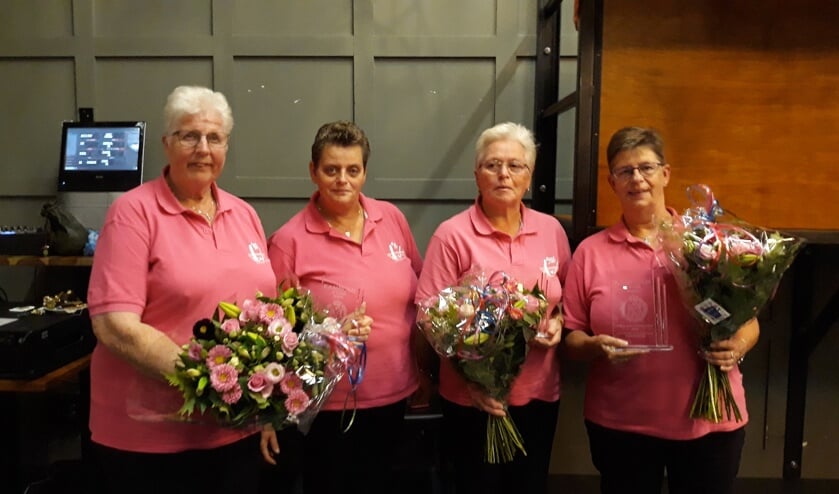 Prijswinnaars Anneke Molenaar,Gerie Kamps, Marrie Schuur, Janny Schuur.