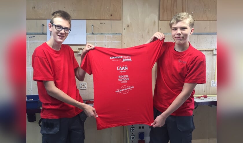 Ook sponsor worden van de werkkleding? De Kennemerleerlingen tonen hun shirt.