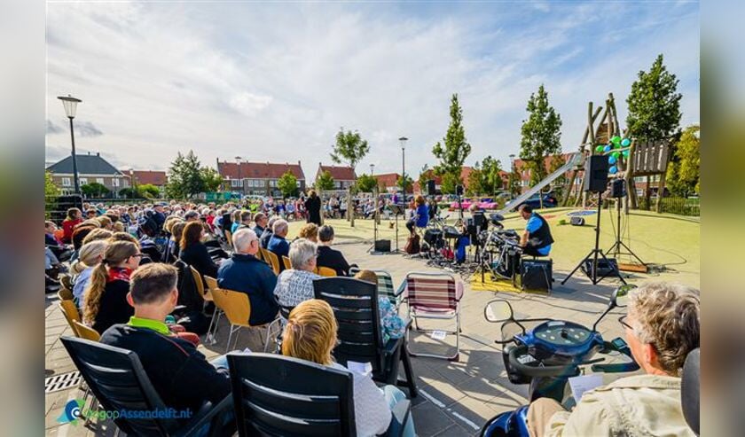 Een kerkdienst in de buitenlucht in Saendelft.