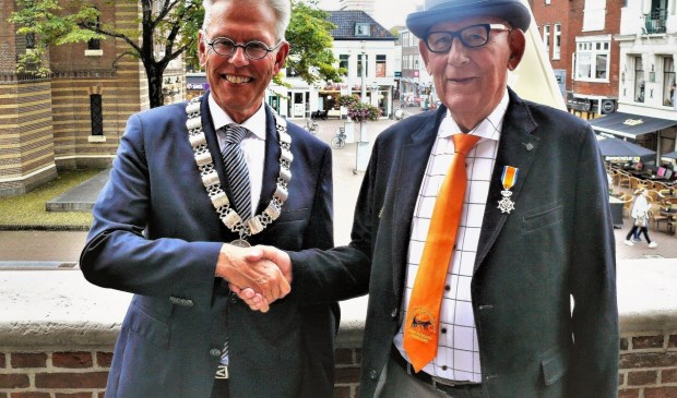 De burgemeester met Jan Kuiper, voorzitter van de nu nog harddraverijvereniging. Per 1 januari 2020 wordt het een stichting.