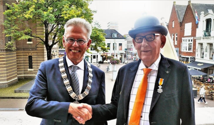 De burgemeester met Jan Kuiper, voorzitter van de nu nog harddraverijvereniging. Per 1 januari 2020 wordt het een stichting.