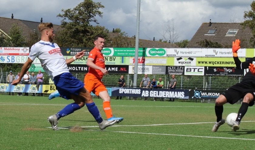 DEM-spits Jesse Arendse scoort beheerst tegen het Brabantse Dongen.