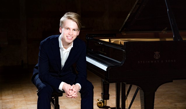 Ramon van Engelenhoven achter de piano bij een van zijn concerten.
