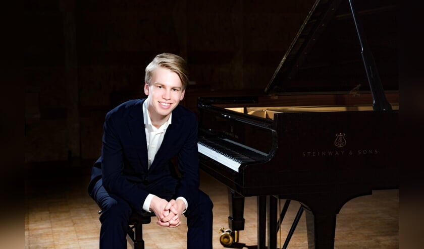Ramon van Engelenhoven achter de piano bij een van zijn concerten.