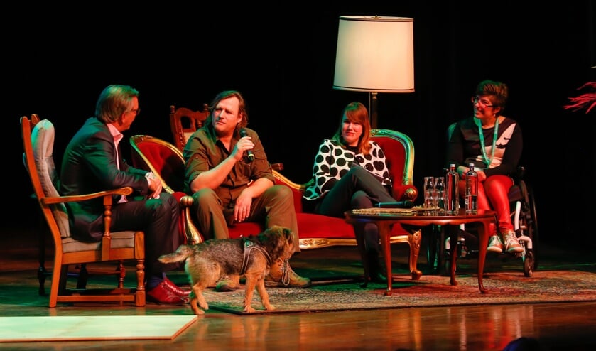 Presentatoren Jaap Sluis en Ionica Smeets in gesprek met gasten Lisette Spranger en Arjan Postma, tijdens de eerste talkshow NV Noord-Holland Noord in Hoorn.