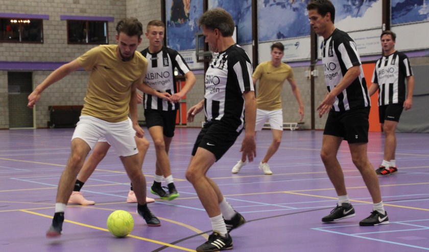 NVDB (gouden shirts) in actie tegen De Heertjes/Albinotrouwringen 1.