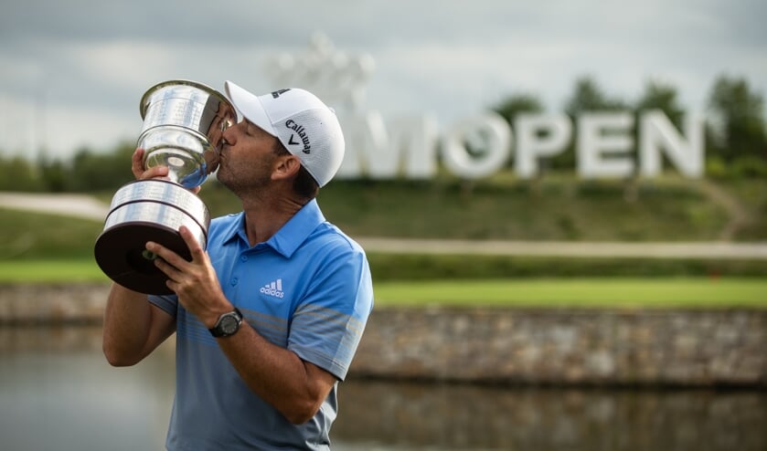 Sergio Garcia is trots op de trofee van het KLM open.