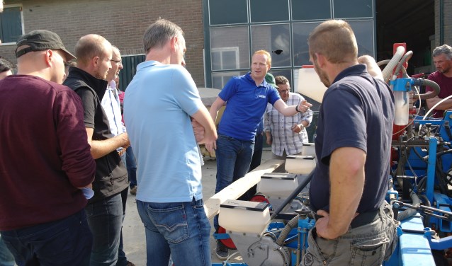 Robert Sleutel van Raven uit Middenmeer legt de werking van de RCM-aansturingsbox uit waarbij per werkgang tot vijf verschillende apparaten kunnen worden aangestuurd.