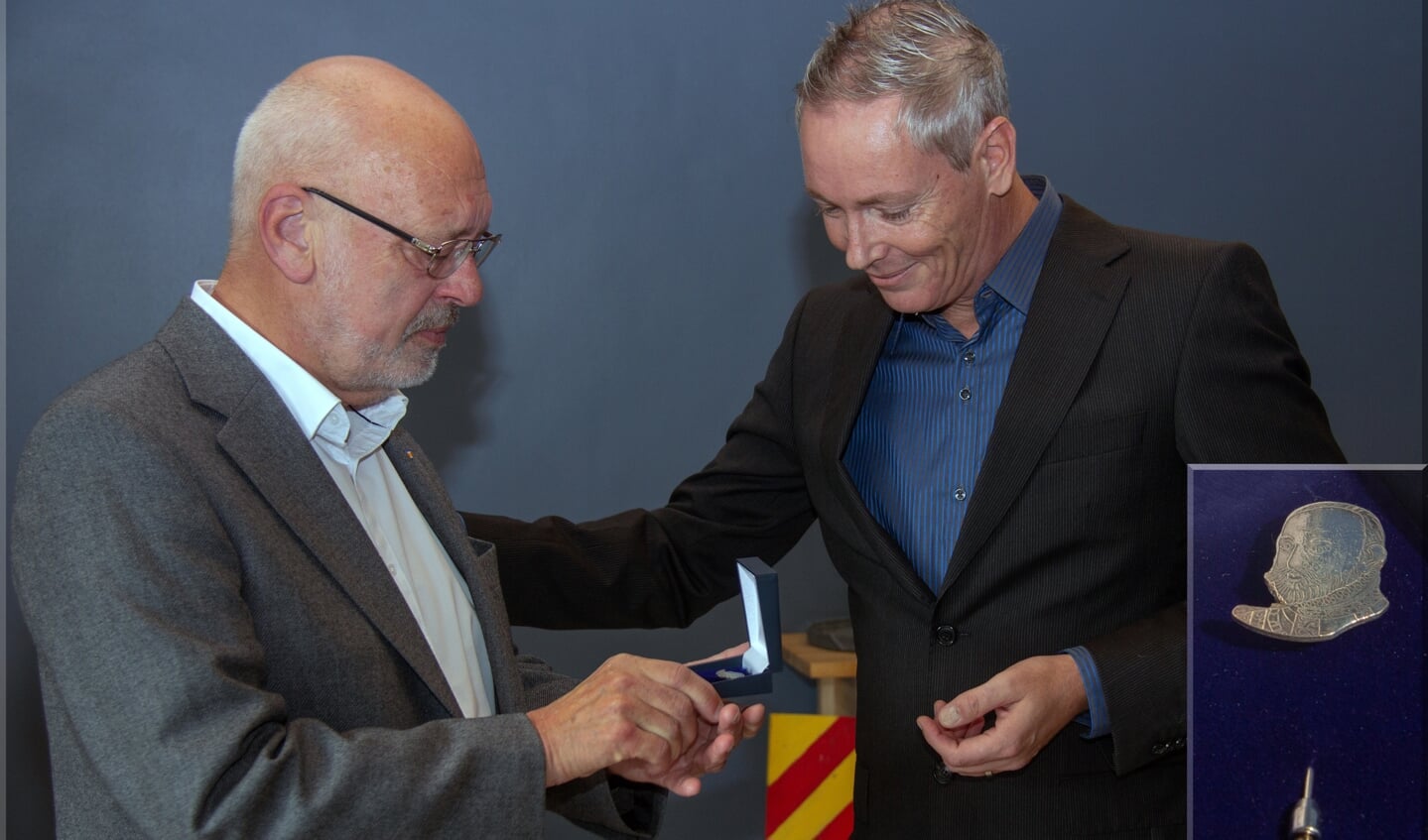 Martijn Mulder reikt de eerste speld uit aan een blij verraste Jos Hof.