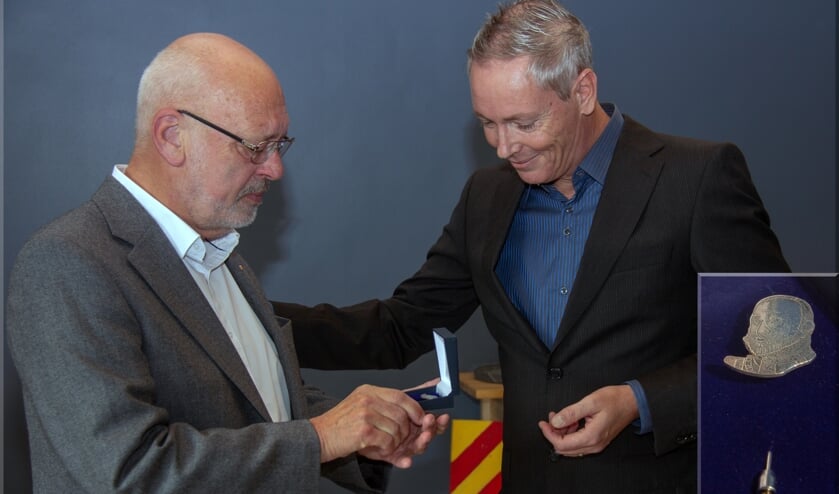 Martijn Mulder reikt de eerste speld uit aan een blij verraste Jos Hof.