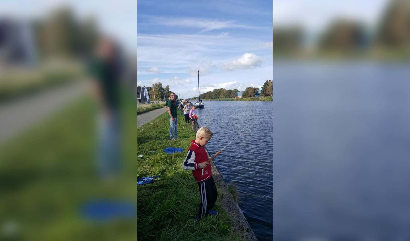 Groepje kinderen vangen vissen tijdens cursus.