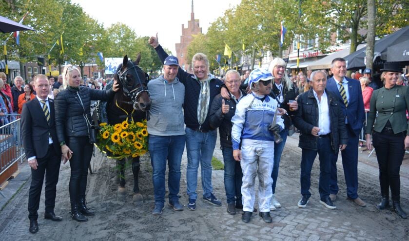 De huldiging van Archange de Jiel en John de Leeuw.