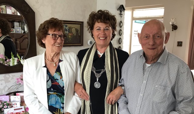 Burgemeester Kompier bracht het bruidspaar dinsdag 3 september een bezoek om hen te feliciteren.