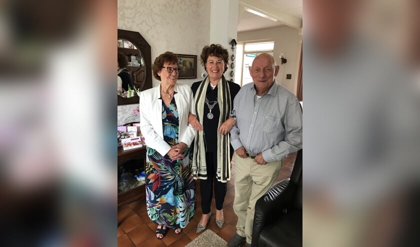Burgemeester Kompier bracht het bruidspaar dinsdag 3 september een bezoek om hen te feliciteren.
