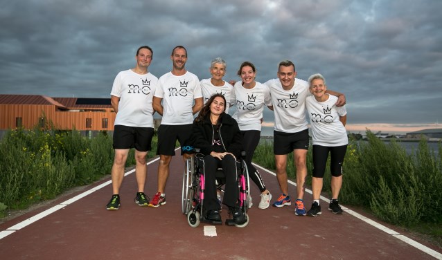 Shymo vooraan midden tussen het team BBP hardlopers met v.l.n.r. Arjan, Dennis, Wil, Jane, René en Marry. Op de foto ontbreken Fons, Thomas, Remon en Coert.