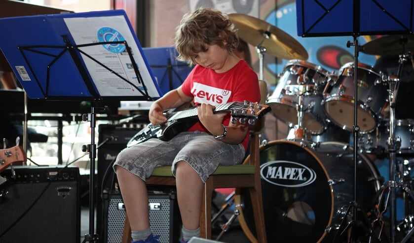 Spelen op een elektrische gitaar geeft wel een beetje een 'popartiest'-gevoel.