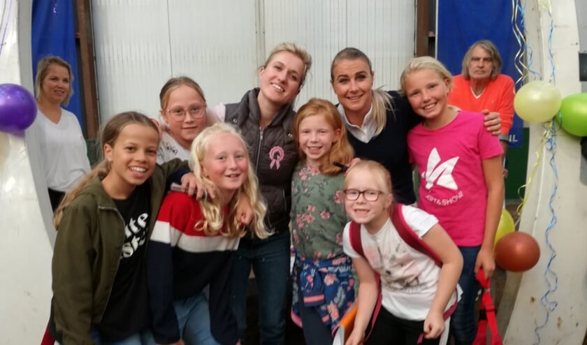 Paardenmeisjes uit hun dak bij meet en greet Britt Dekker.