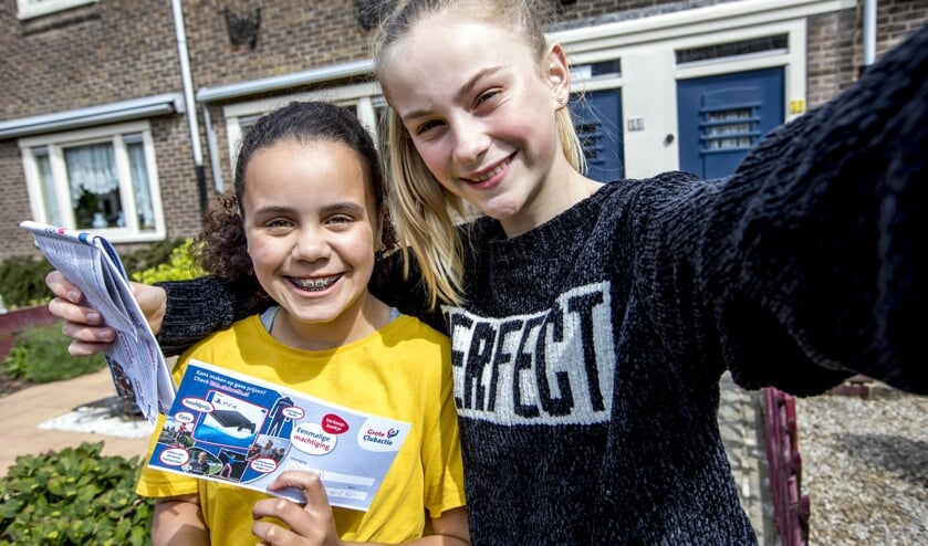 Jong en oud gaat langs de deuren om loten te verkopen.