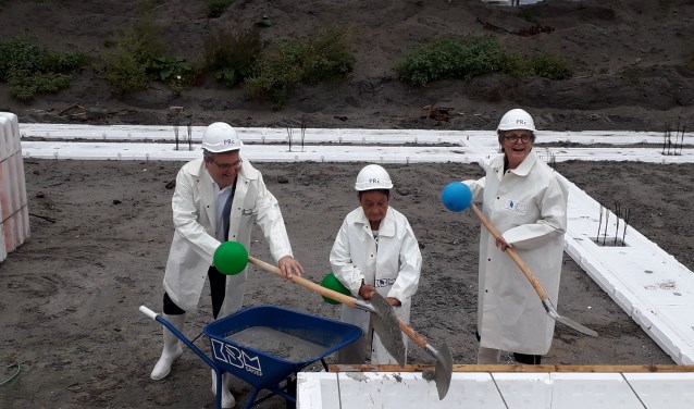 Wethouder Marie-Thérèse Meijs, Ronald Camstra (Directeur Wonen en Vastgoed, Pré Wonen) en bewoonster mevrouw van der Horst startten de bouw.