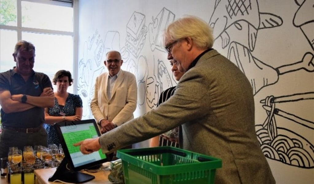 Wethouder Bert van Alphen opent de eerste Verswinkel van Voedselbank Haaglanden aan de Zoutkeetsingel.