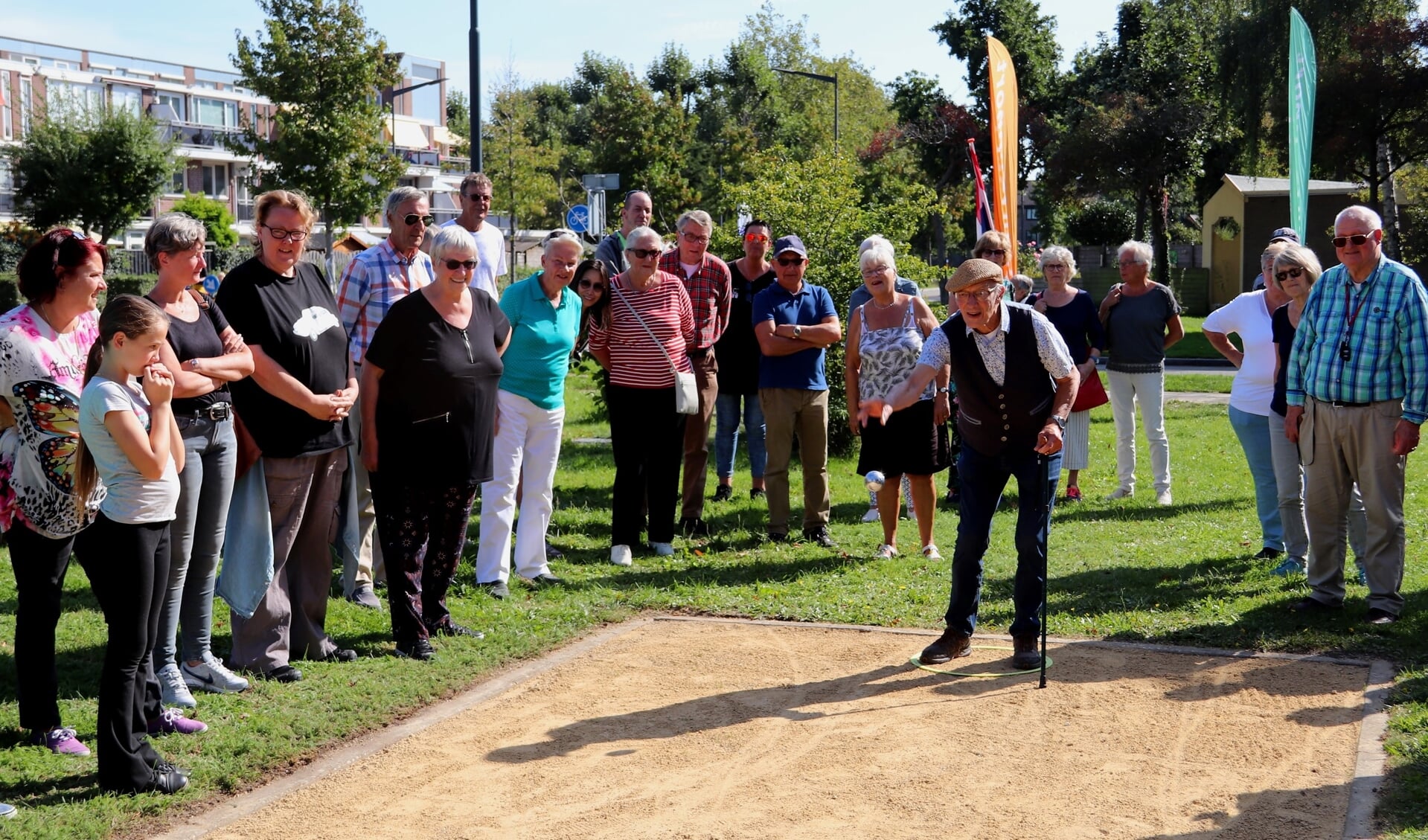 Buurtbewoner Charles Lammers, aan zet. Rechts van hem kartrekker Jan Bert Eweg.