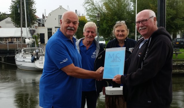 Jack Brakeboer, Kees en Rutie Breebaart, de Medemblikker afvaardiging van het organisatiecomité, overhandigden hun bijdrage graag aan buurman Ton van der Wal op de Oosterhaven.