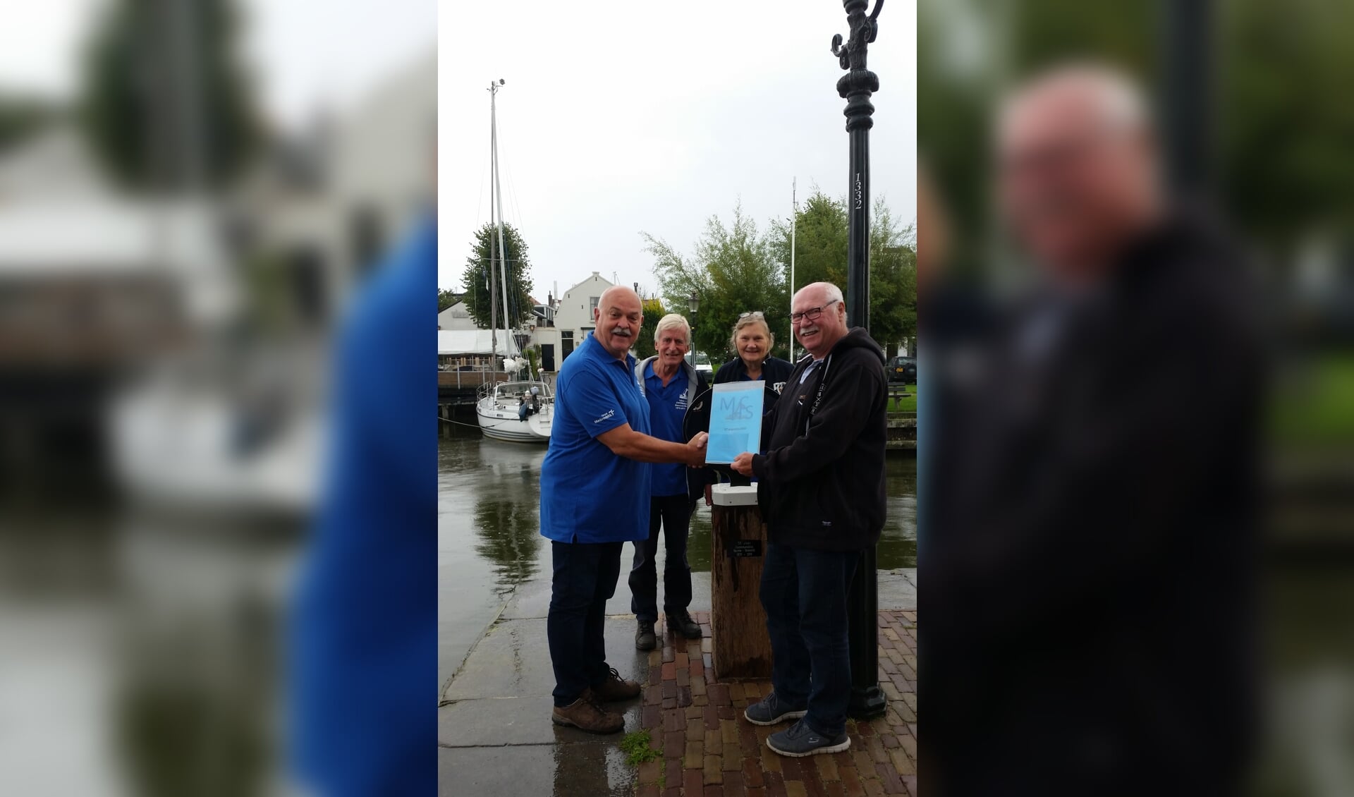 Jack Brakeboer, Kees en Rutie Breebaart, de Medemblikker afvaardiging van het organisatiecomité, overhandigden hun bijdrage graag aan buurman Ton van der Wal op de Oosterhaven.