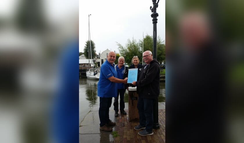 Jack Brakeboer, Kees en Rutie Breebaart, de Medemblikker afvaardiging van het organisatiecomité, overhandigden hun bijdrage graag aan buurman Ton van der Wal op de Oosterhaven.
