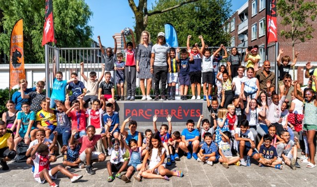 De feestelijke opening van het voetbalveld.