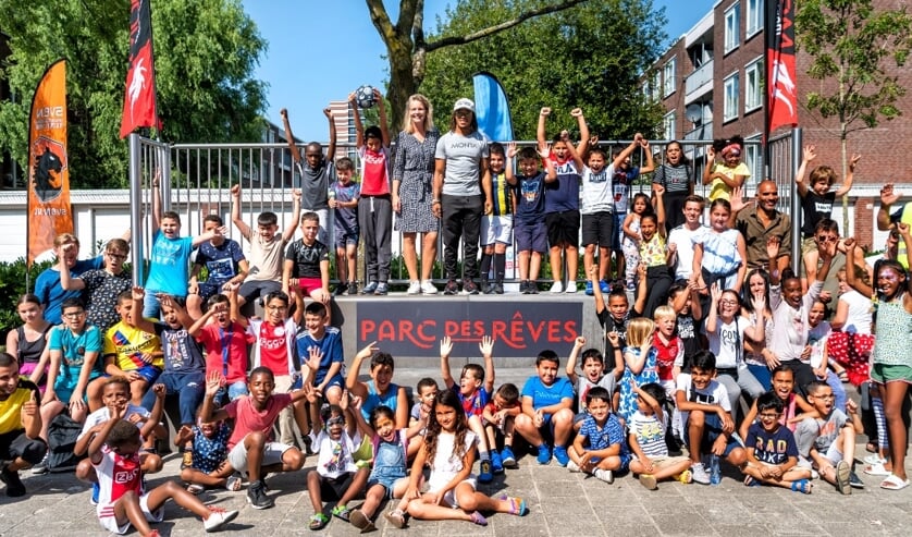 De feestelijke opening van het voetbalveld.