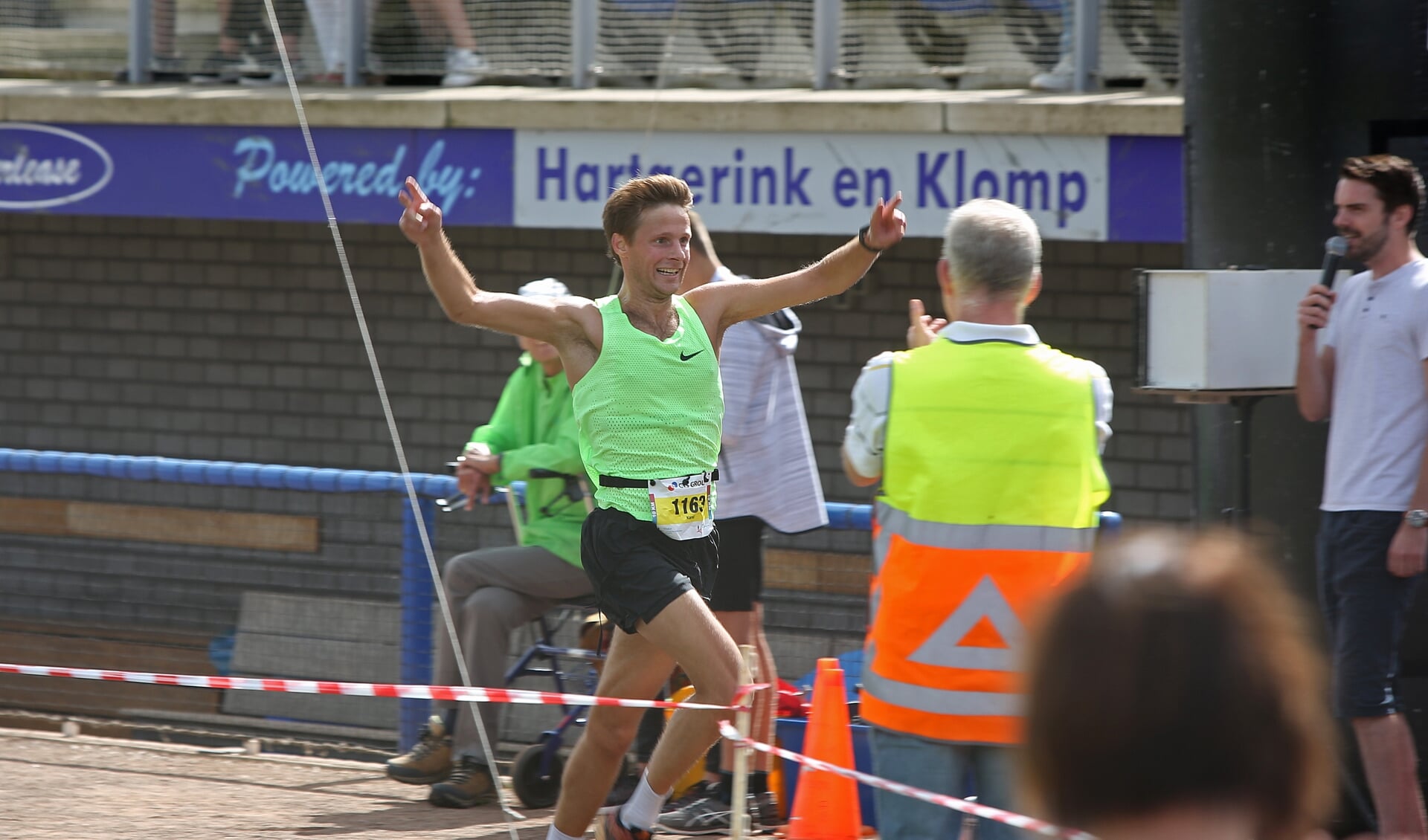 De Amsterdammer Karel Nanninga wint de 10 kilometer. 
