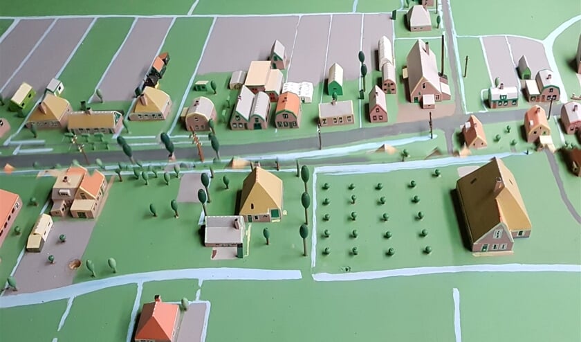 Frans van der Eng maakt maquettes van zijn geboortedorp 't Veld.