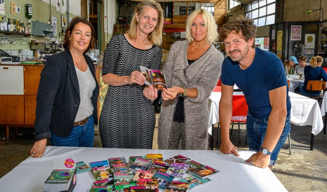 Saskia Groenewoud overhandigt tiende editie ondernemersmagazine.