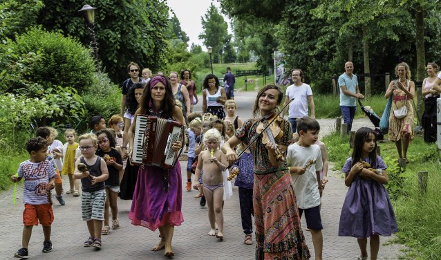 Zingen en dansen door de Tolhuistuin.
