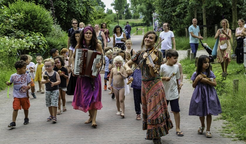 Zingen en dansen door de Tolhuistuin.