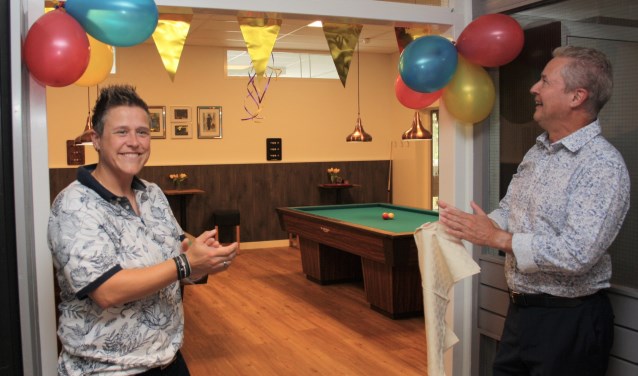 Leonie Olie en wethouder Marcel van Zon openen de nieuwe biljartzaal in De Rekere.