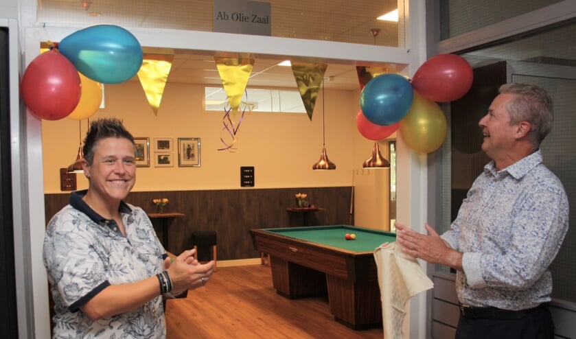 Leonie Olie en wethouder Marcel van Zon openen de nieuwe biljartzaal in De Rekere.