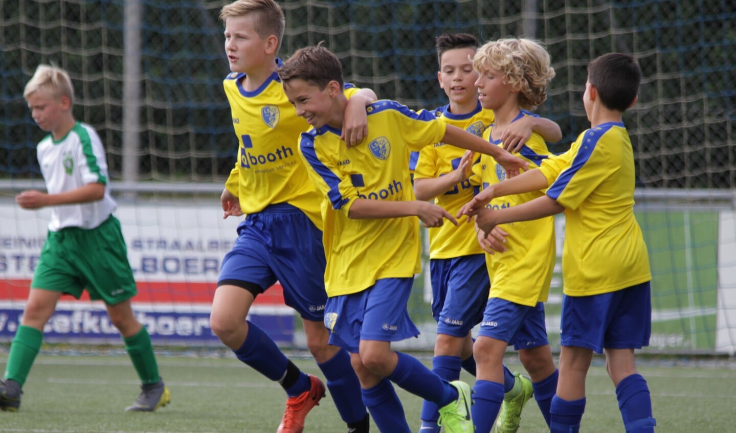 Michiel Konijn wordt gefeliciteerd door zijn teamgenoten na de openingstreffer.