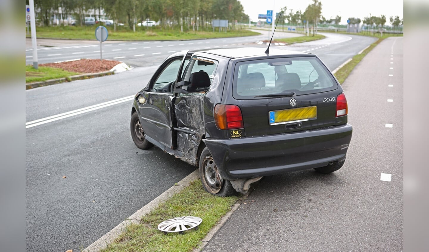 Een automobilist raakte in de slip en tolde de Handelskade over. Een lichtmast bracht hem tot stilstand. 