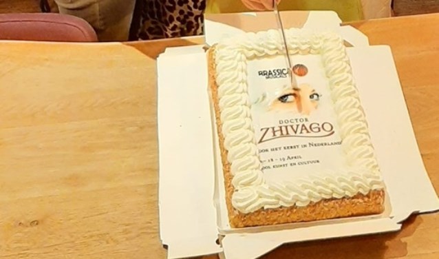 Daphne Dekker (m) snijdt samen met de andere hoofdrolspelers van 'Doctor Zhivago' de taart aan.