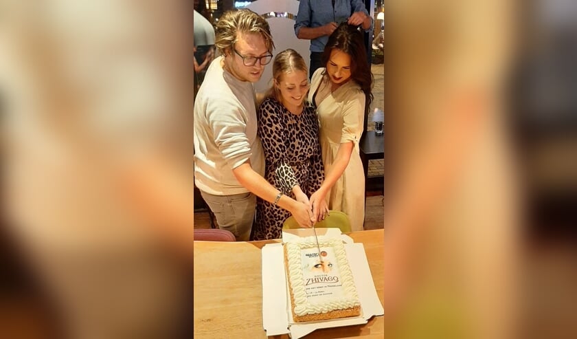 Daphne Dekker (m) snijdt samen met de andere hoofdrolspelers van 'Doctor Zhivago' de taart aan.
