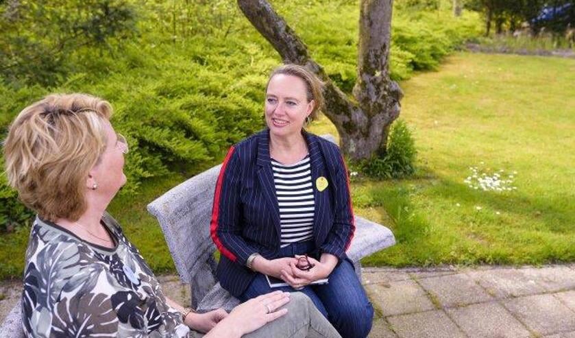 Yvette, coördinator vrijwilligers, in gesprek met zorgvrijwilliger Madalène.