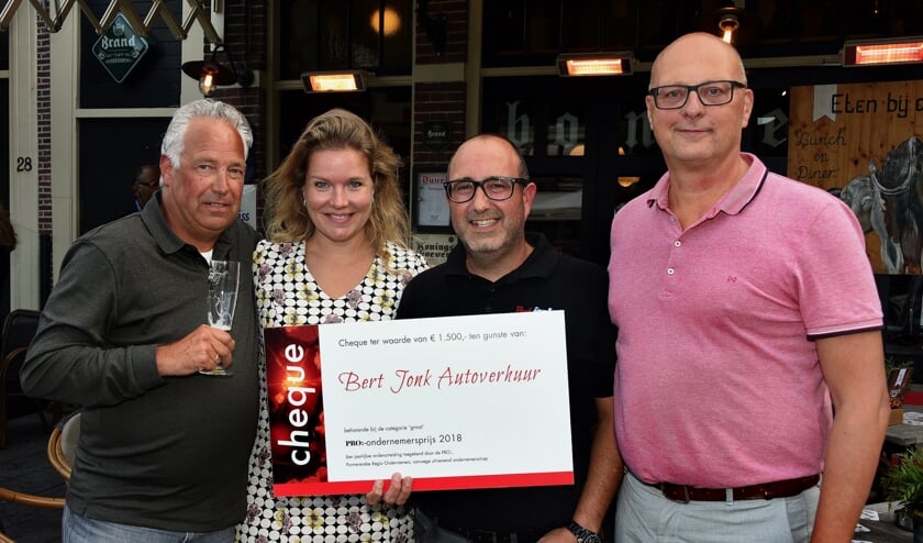Robert (links) en Jeroen Jonk (tweede van rechts) met PRO-voorzitter Marije Sliphorst en secretaris Marco Dekker.