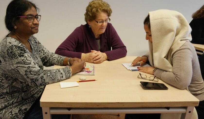 Er is een bijeenkomst in de raadzaal van het gemeentehuis voor de taalbegeleiders.